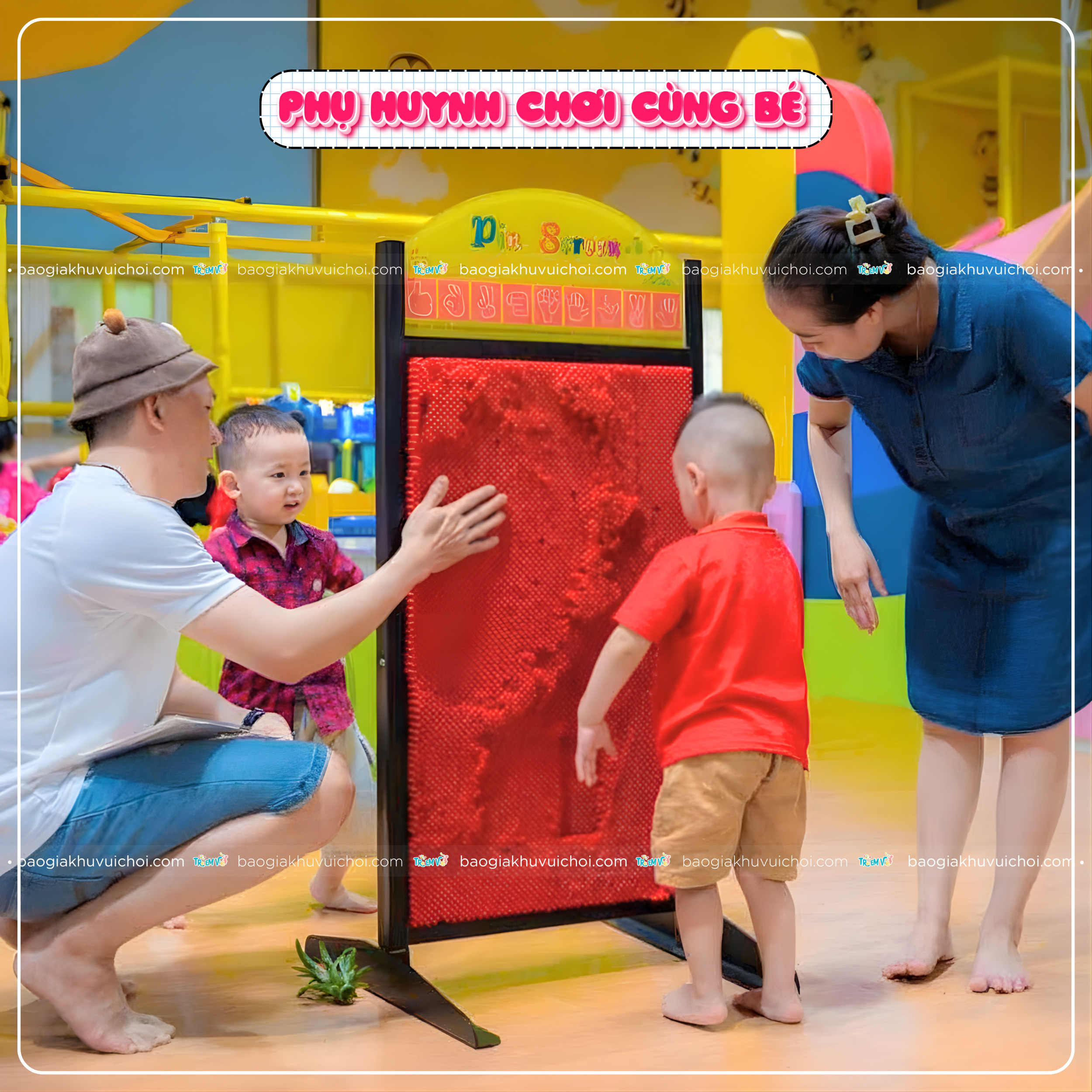 Phụ huynh cùng bé chơi đồ chơi pinart khu vu chơi