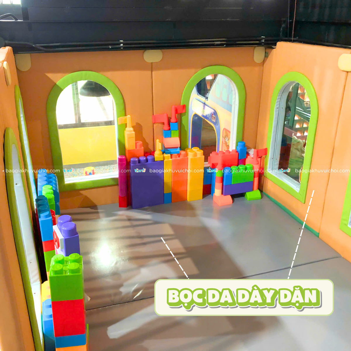 Sàn và vách của khu hướng nghiệp 2 tầng được bọc da dày dặn