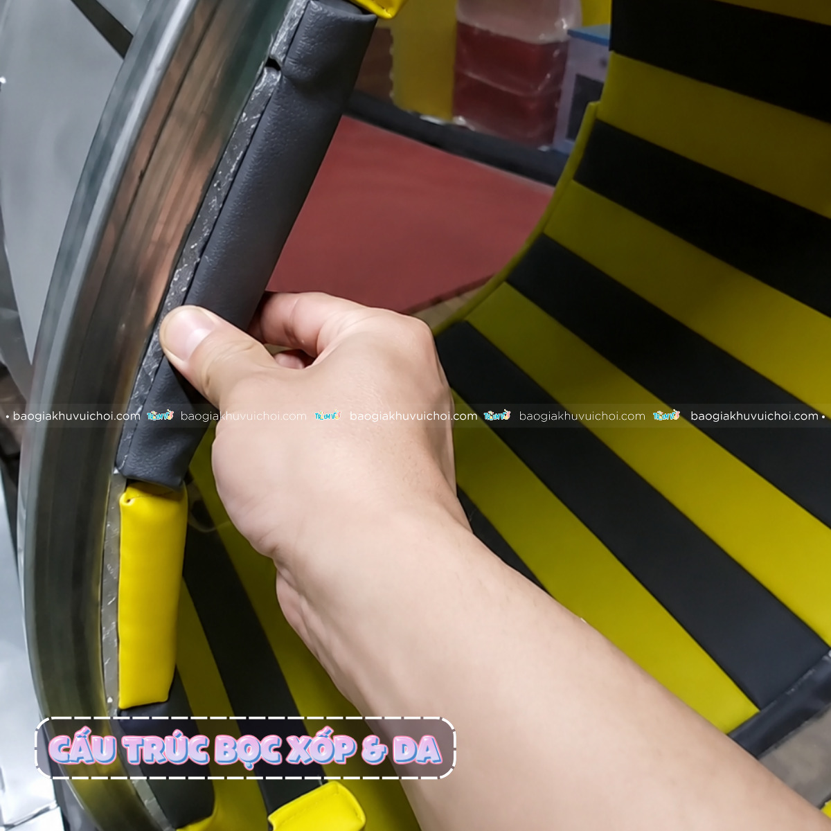 Cấu trúc lồng xoay được bọc xốp và da