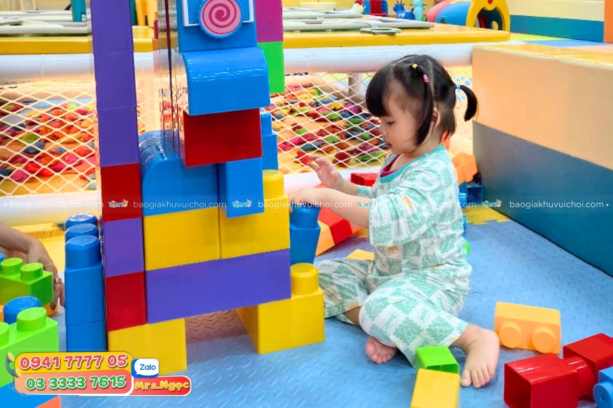 Sữa và bánh ăn dặm nhẹ nhàng cho trẻ nhỏ.jpg