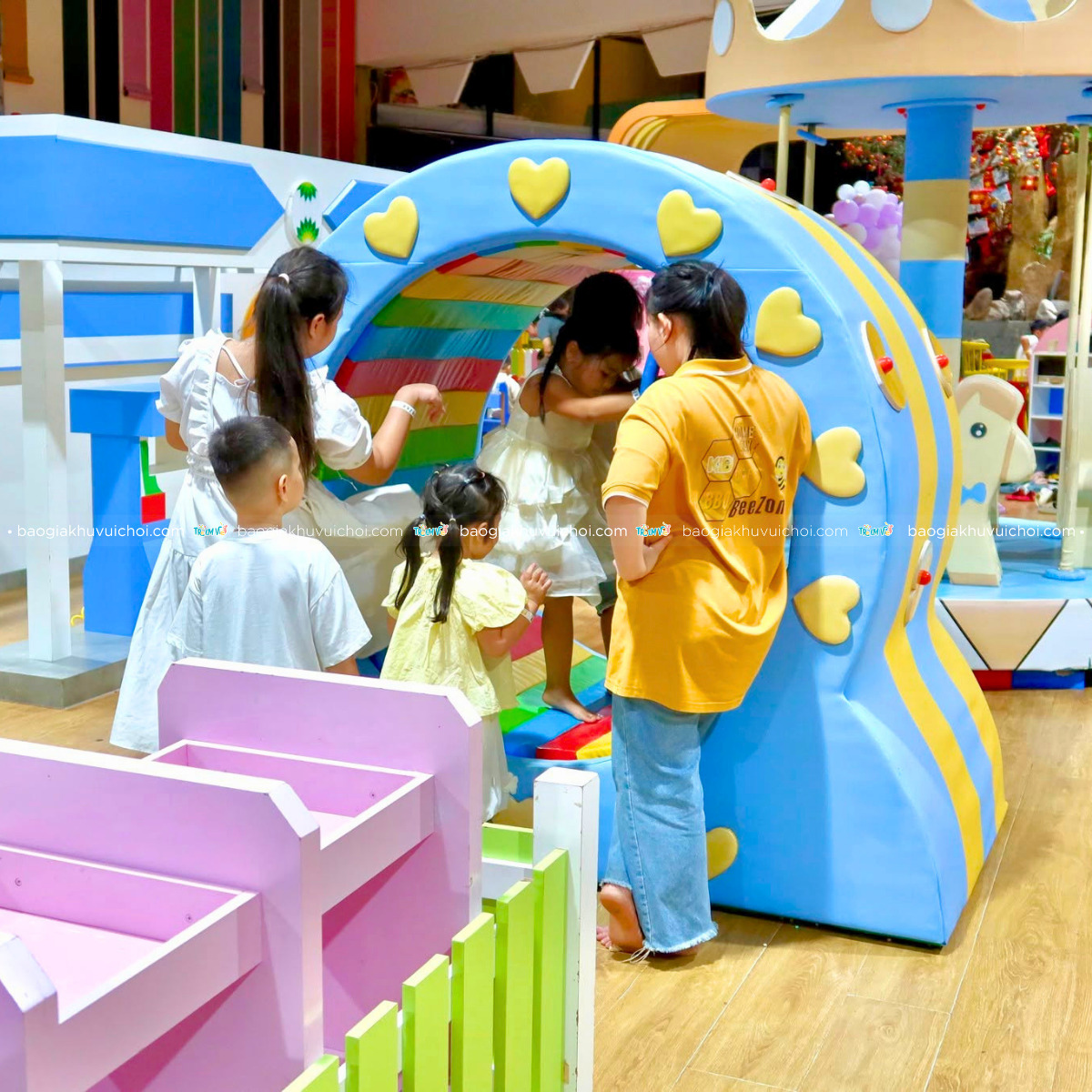 Các bé nhỏ chơi cần có sự giám sát của phụ huynh hoặc nhân viên